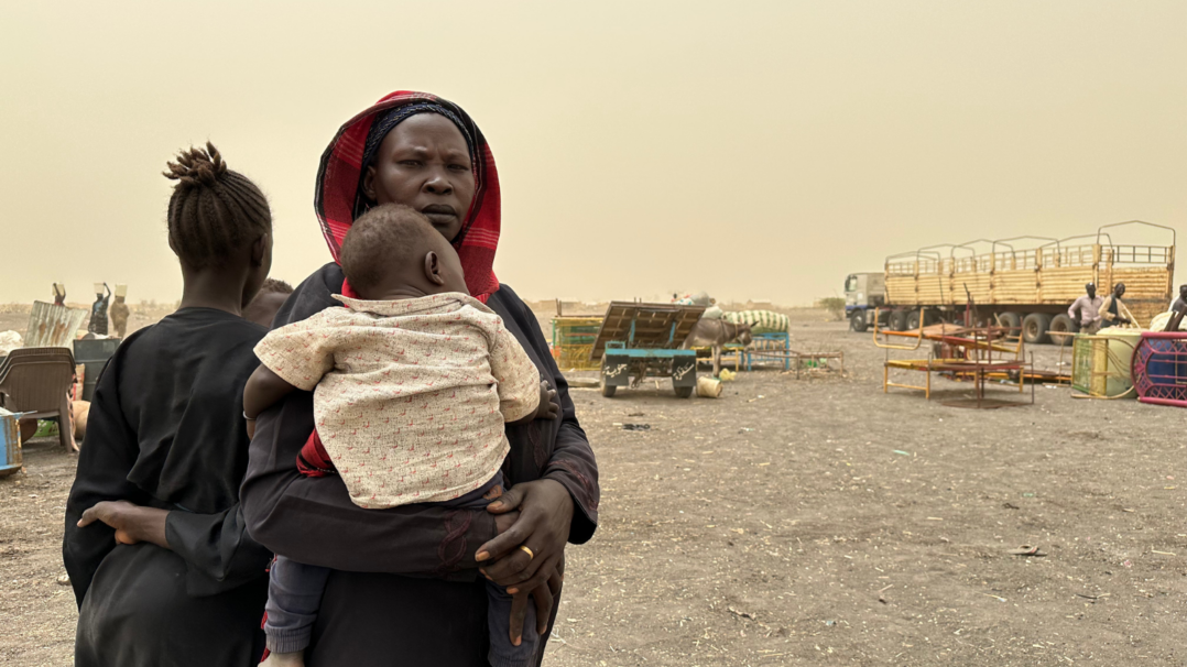 Kuvassa Sudanin konfliktia paennut Adit* kahden lapsensa kanssa Jodan rajanylityspaikalla.