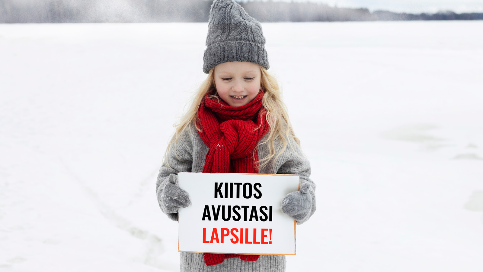 Lapsi näyttää kylttiä, jossa lukee "kiitos avustasi lapsille".